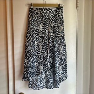 ⭐️ H&M Leaf Print Navy Blue and White Skirt XS